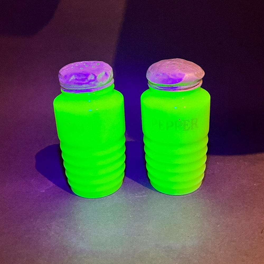 Vtg Jeannette Glass Salt Pepper Shaker Set Jadeite Ribbed Beehive Uranium 30s